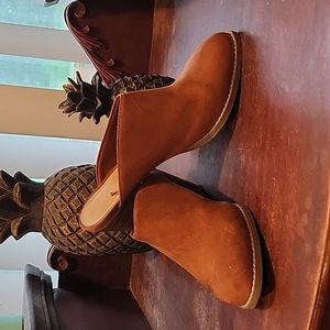 Brown clogs/slip on heeled shoe